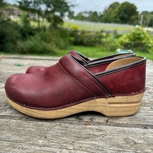 Dansko Professional Coral Waxy Burnished Size 39 (US 8)